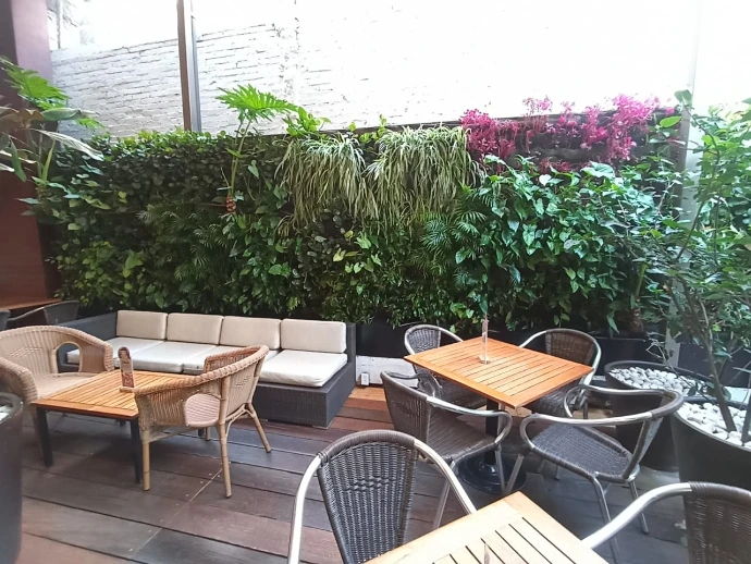 Muro Verde en restaurante
